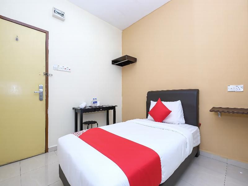 OYO 89493 Q Hotel 2