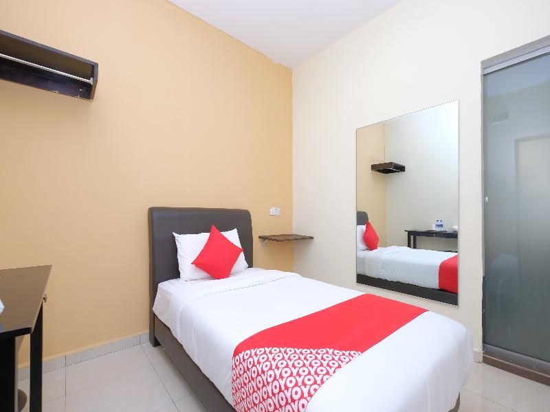 OYO 89493 Q Hotel 1