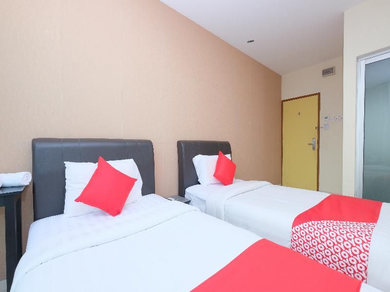 OYO 89493 Q Hotel 3