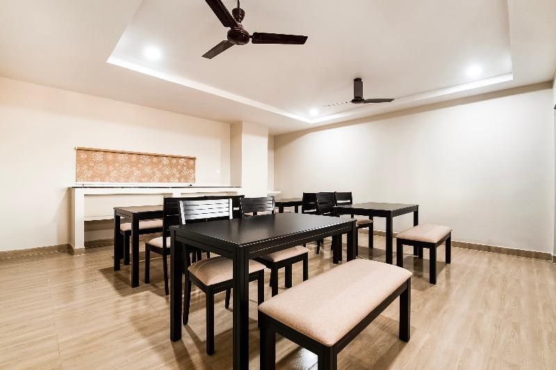 Capital O 49955 Hotel Green Tree 3