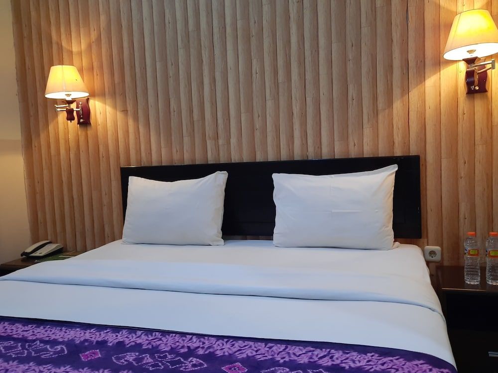 QUEEN CITY HOTEL 3