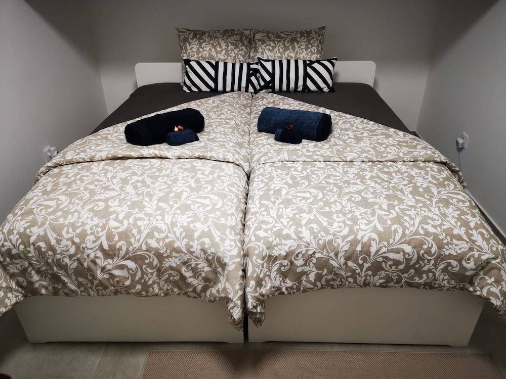 Private Couple Room On Caparica Poshtel 2