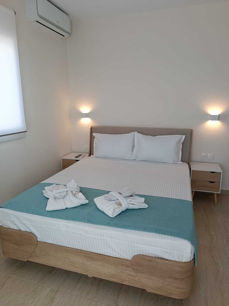 Navarino Luxe Suites with Sea View 3