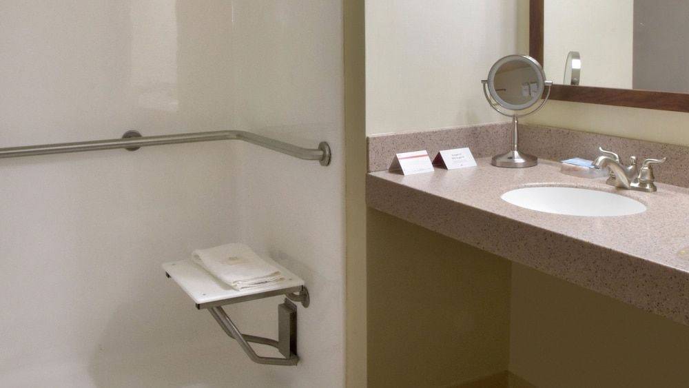 Crowne Plaza Cleveland Airport by IHG 3