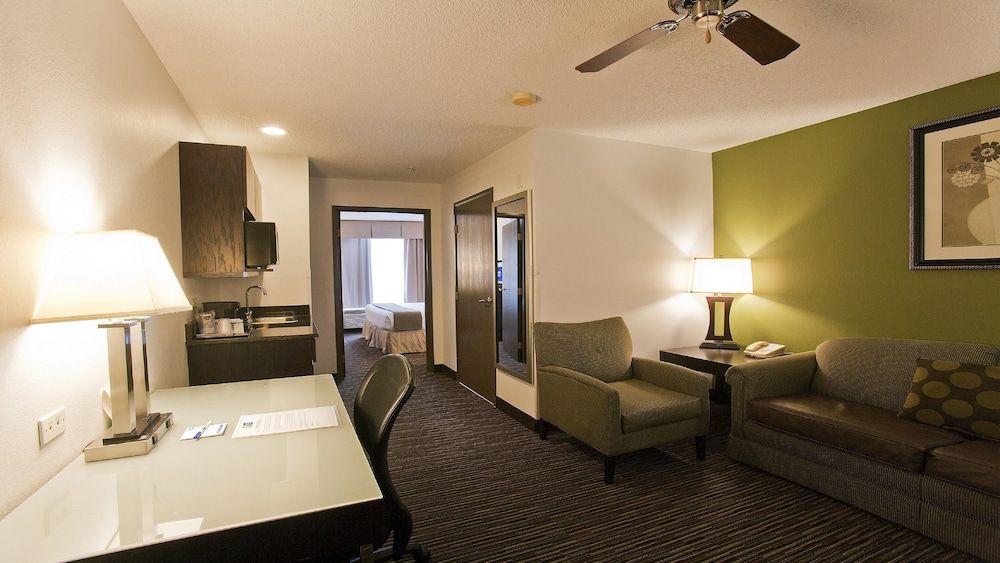 Holiday Inn Express & Suites Chicago-Deerfield/Lincolnshire by IHG 3