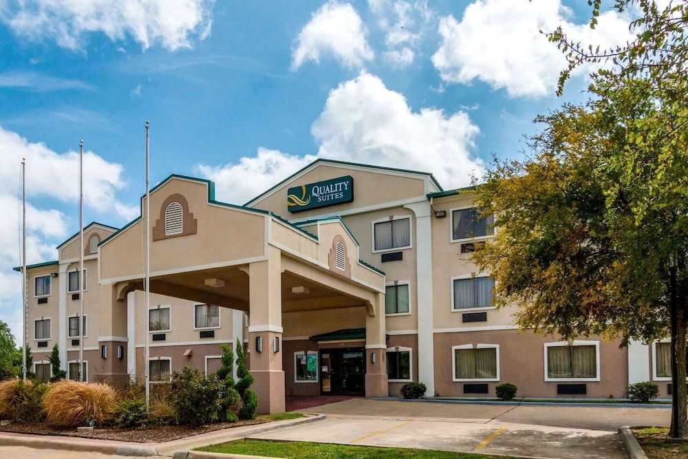 Quality Suites Burleson - Ft. Worth 1