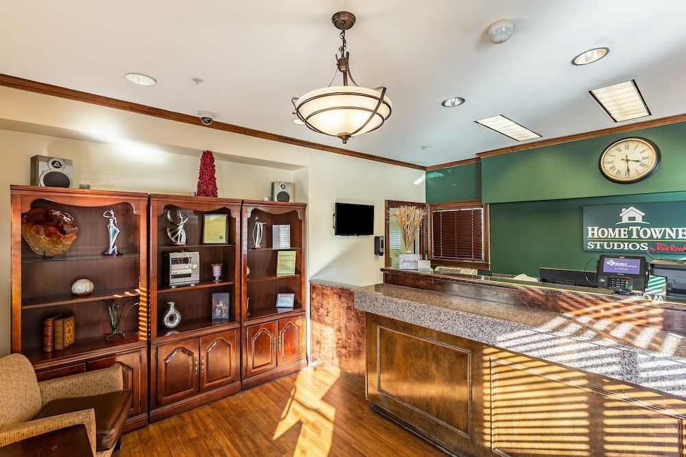 HomeTowne Studios by Red Roof Atlanta - Chamblee 2