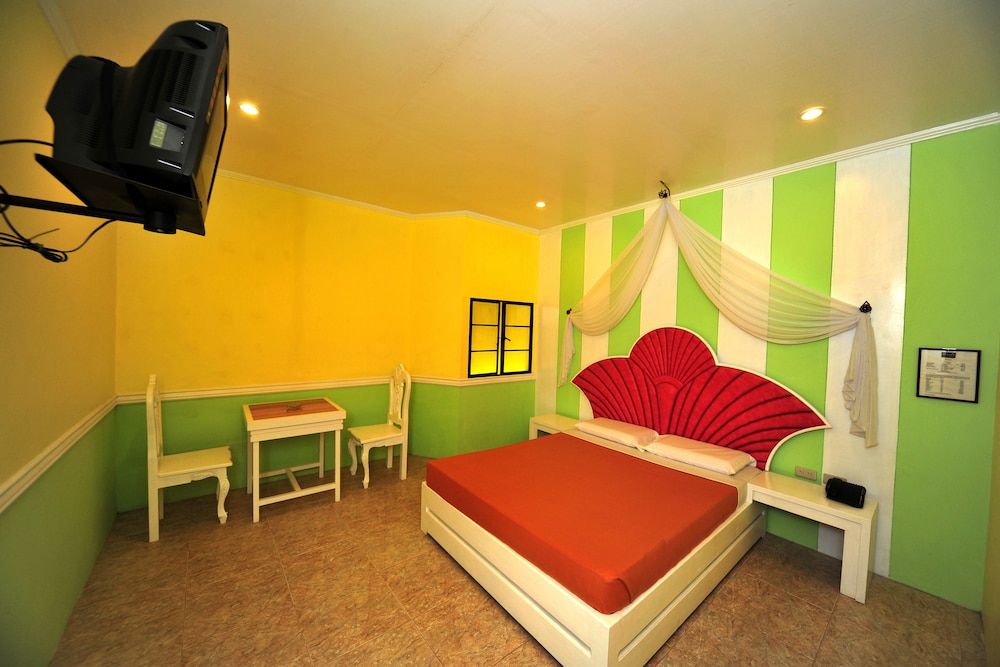 Hollywood Drive-In Hotel 3