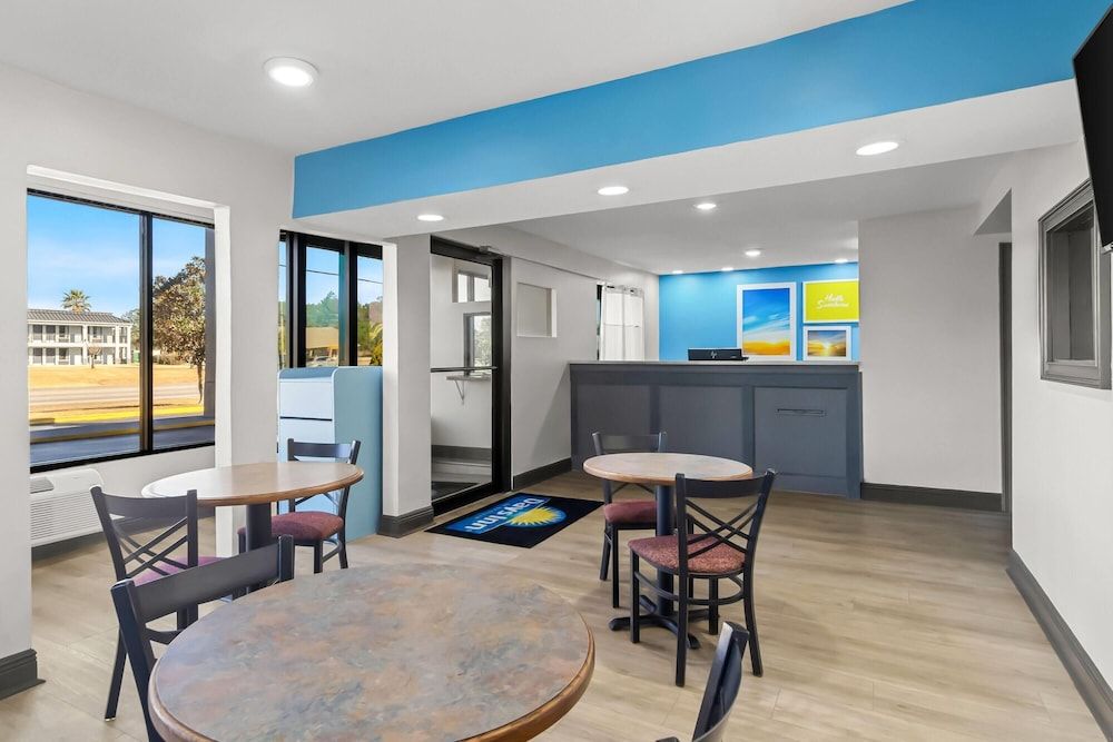 Days Inn by Wyndham Ocean Springs 3