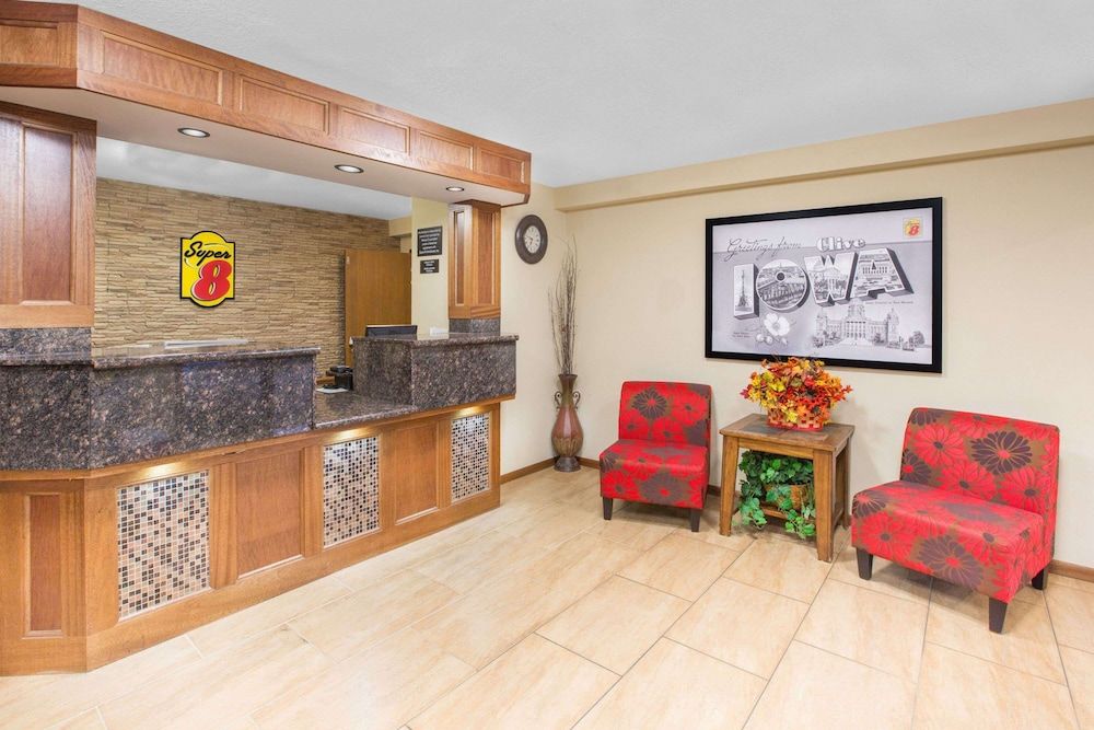 Super 8 by Wyndham Clive IA 2