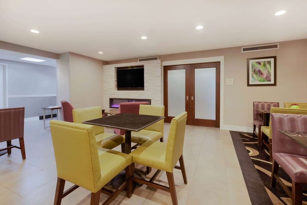 La Quinta Inn & Suites by Wyndham Detroit Utica 3