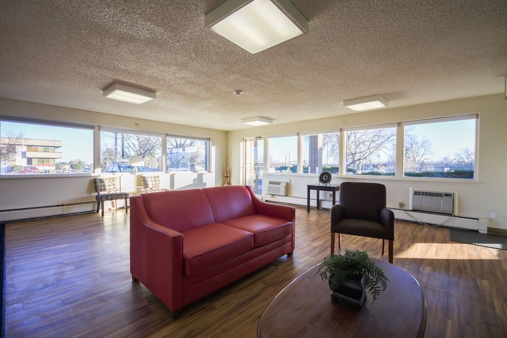 HomeTowne Studios by Red Roof Denver - Lakewood West 3