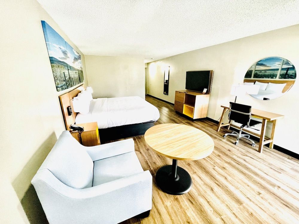 Days Inn by Wyndham Burleson Ft. Worth 3