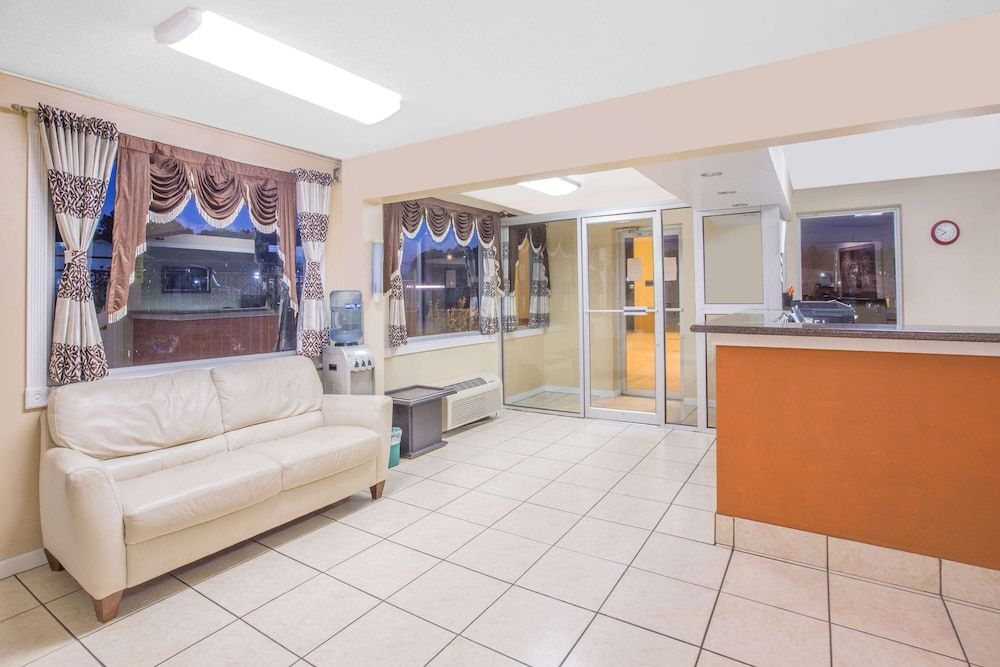 Super 8 by Wyndham Jasper 2