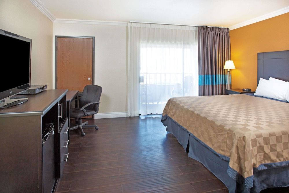 Travelodge by Wyndham Ocean Front 3