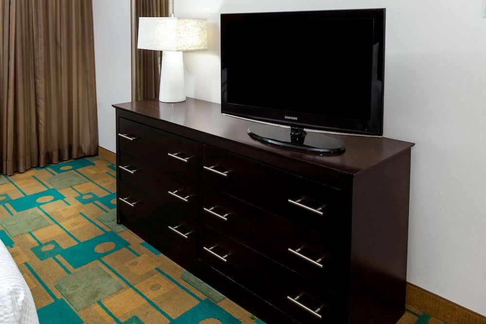 La Quinta Inn & Suites by Wyndham Milwaukee Bayshore Area 3