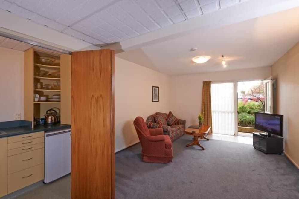 Birchwood Manor Motel 2