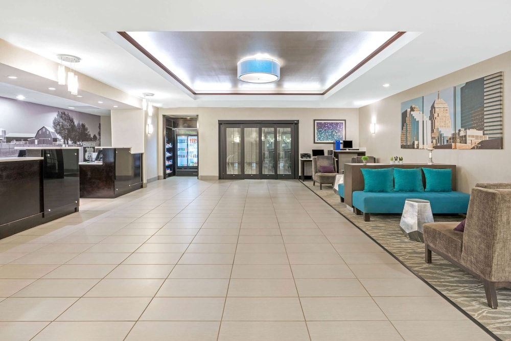 La Quinta Inn & Suites by Wyndham Oklahoma City -Yukon 2