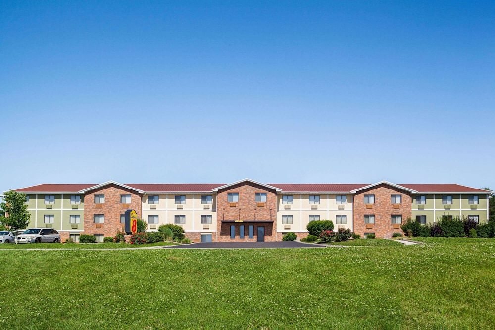 Super 8 by Wyndham Lenexa Overland Park/Mall Area 1