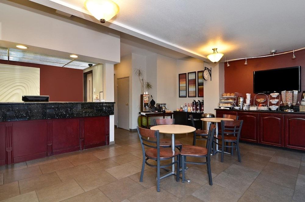Clackamas Inn & Suites 2