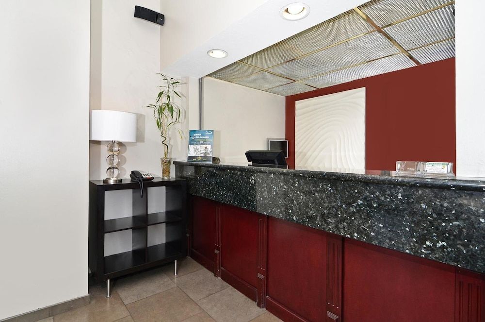 Clackamas Inn & Suites 3
