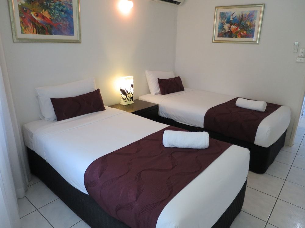 Roydon Beachfront Apartments 3