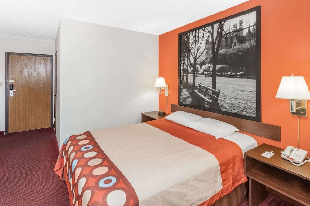 Super 8 by Wyndham Washington/Peoria Area 3