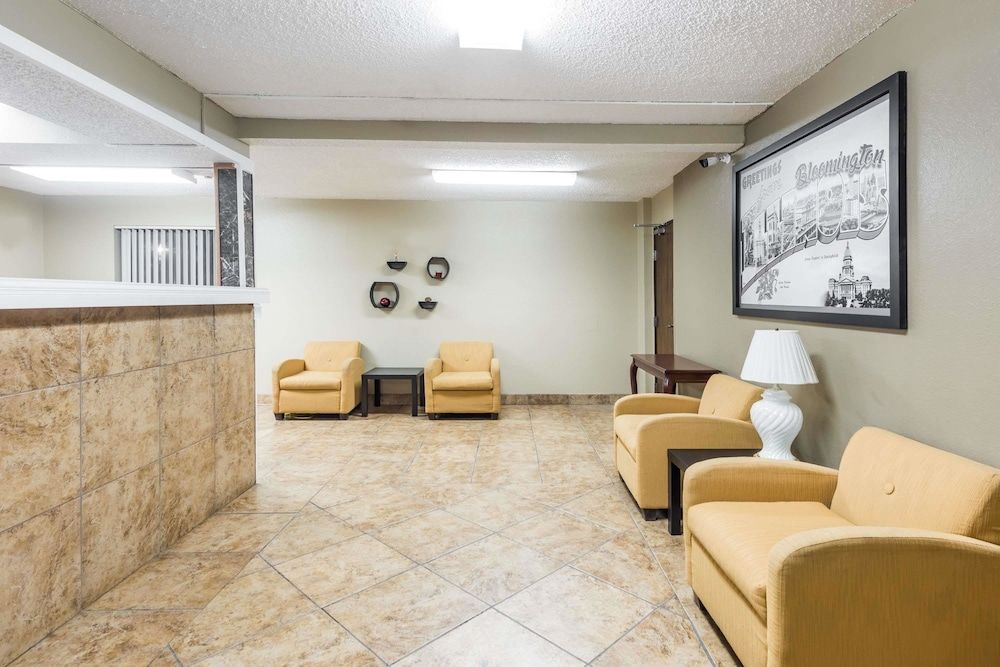 Super 8 by Wyndham Bloomington/Normal 3
