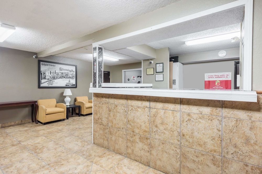 Super 8 by Wyndham Bloomington/Normal 2