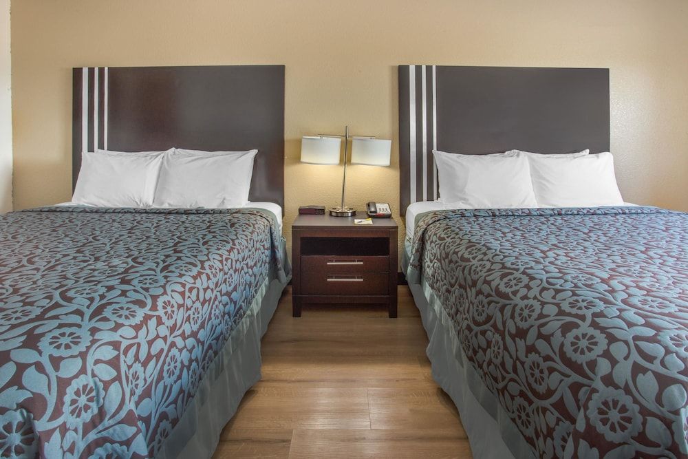 Days Inn by Wyndham Le Roy/Bloomington Southeast 3