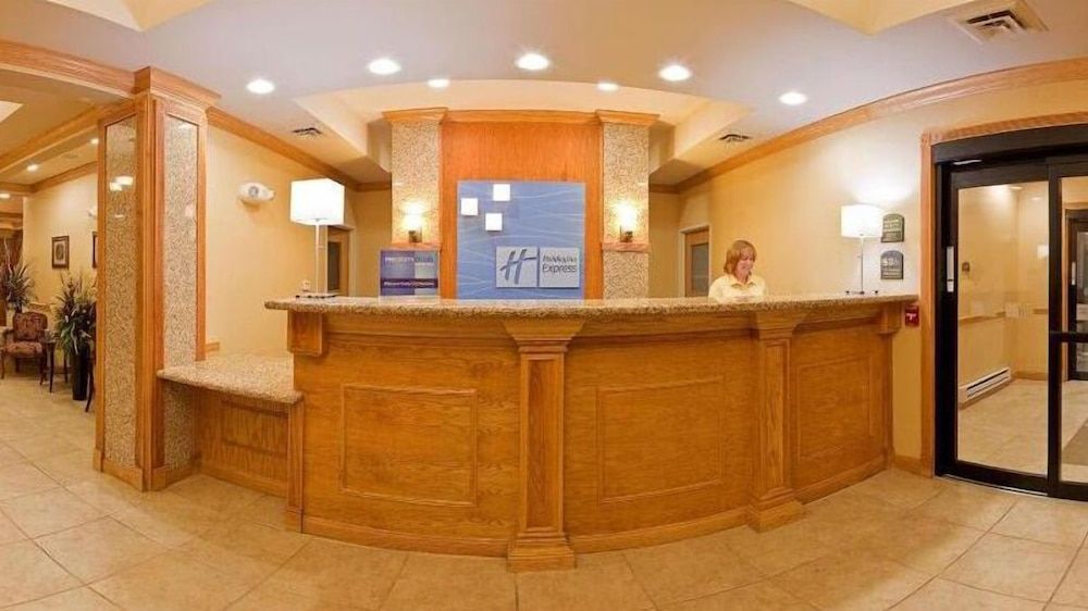 Holiday Inn Express Hotel & Suites Detroit - Utica by IHG 2