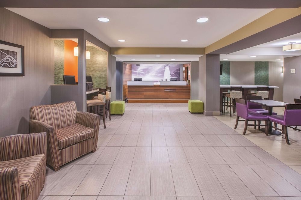 La Quinta Inn & Suites by Wyndham Erie 3