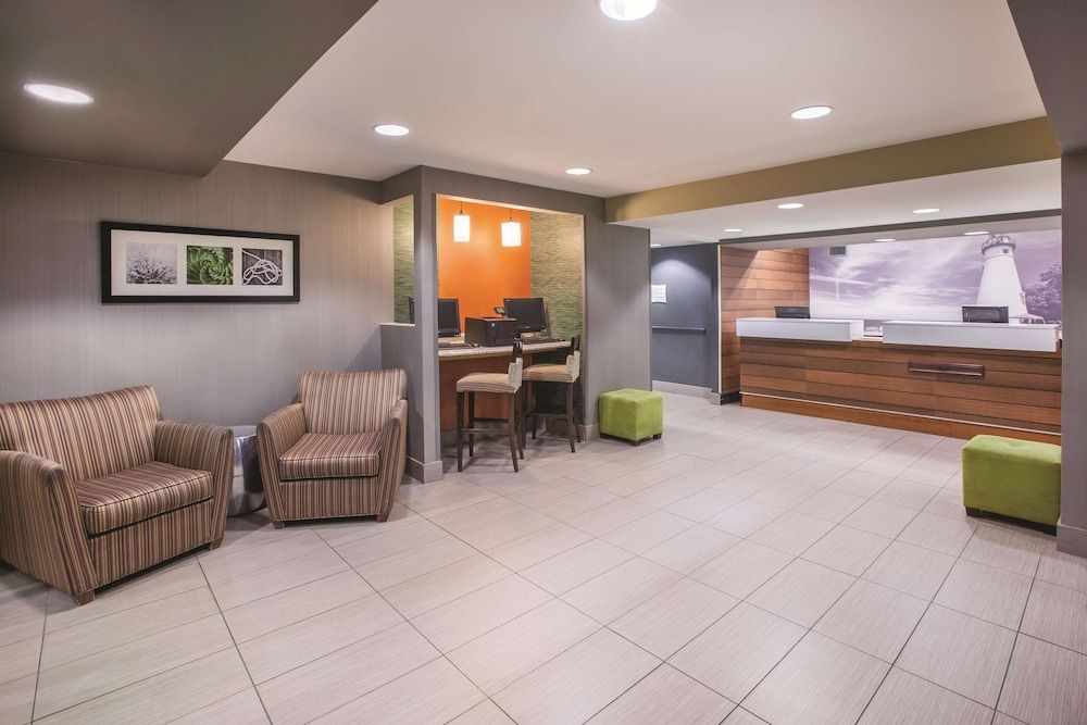 La Quinta Inn & Suites by Wyndham Erie 2