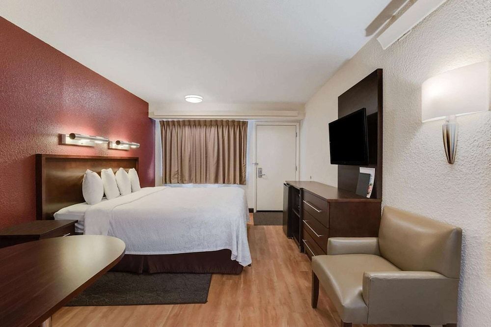 Super 8 by Wyndham Deerfield/Northbrook 3