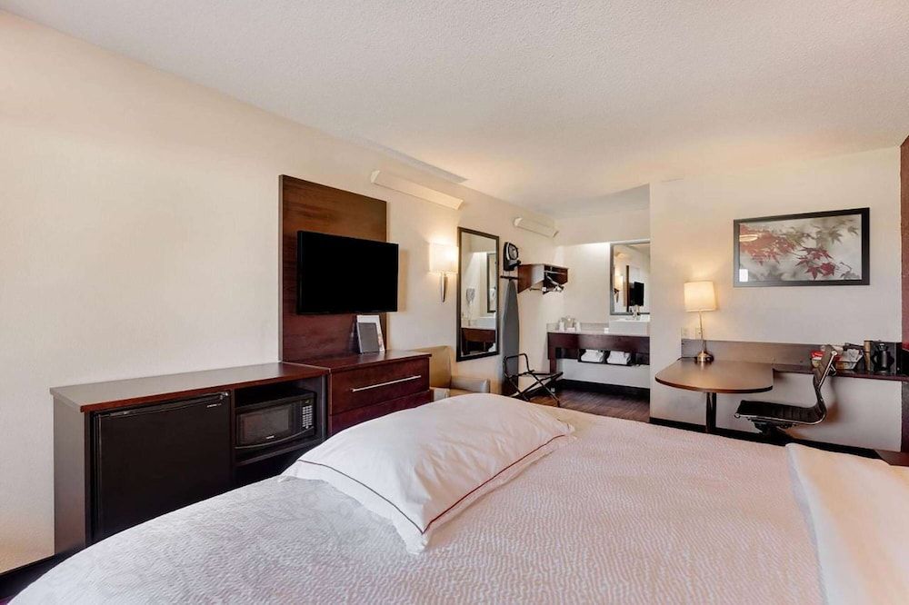 Super 8 by Wyndham Deerfield/Northbrook 2