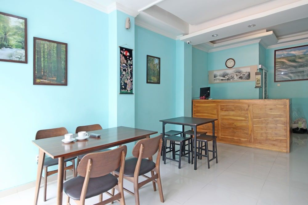 RedDoorz near Solo Balapan Station 2