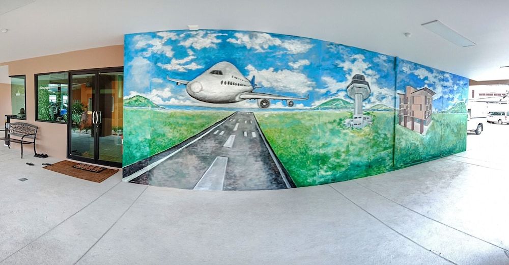 Louis' Runway View Hotel 2