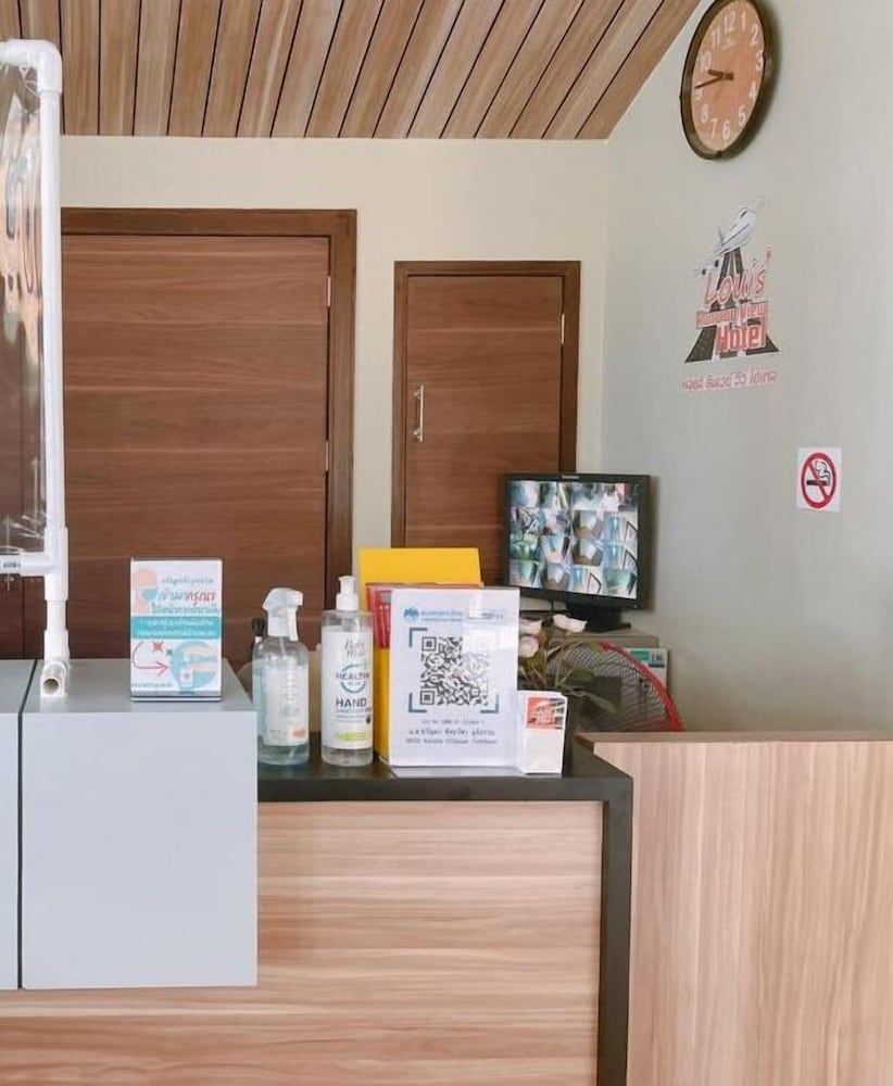 Louis' Runway View Hotel 3