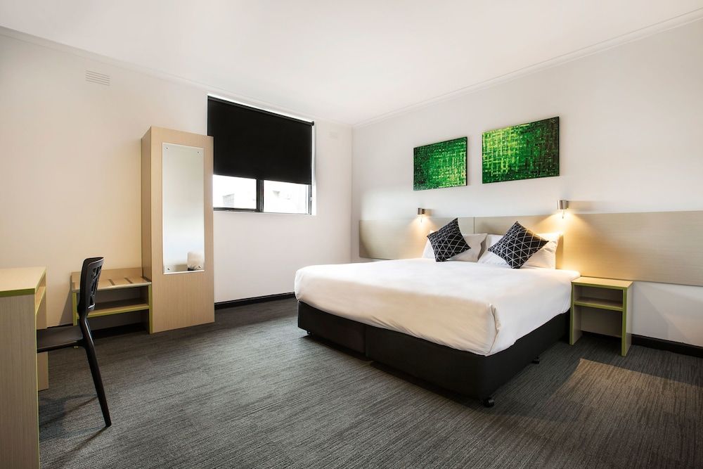 Nightcap at St Albans Hotel 1