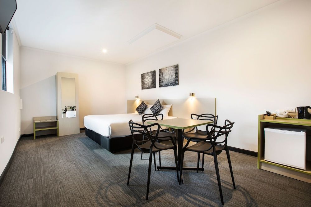 Nightcap at St Albans Hotel 3