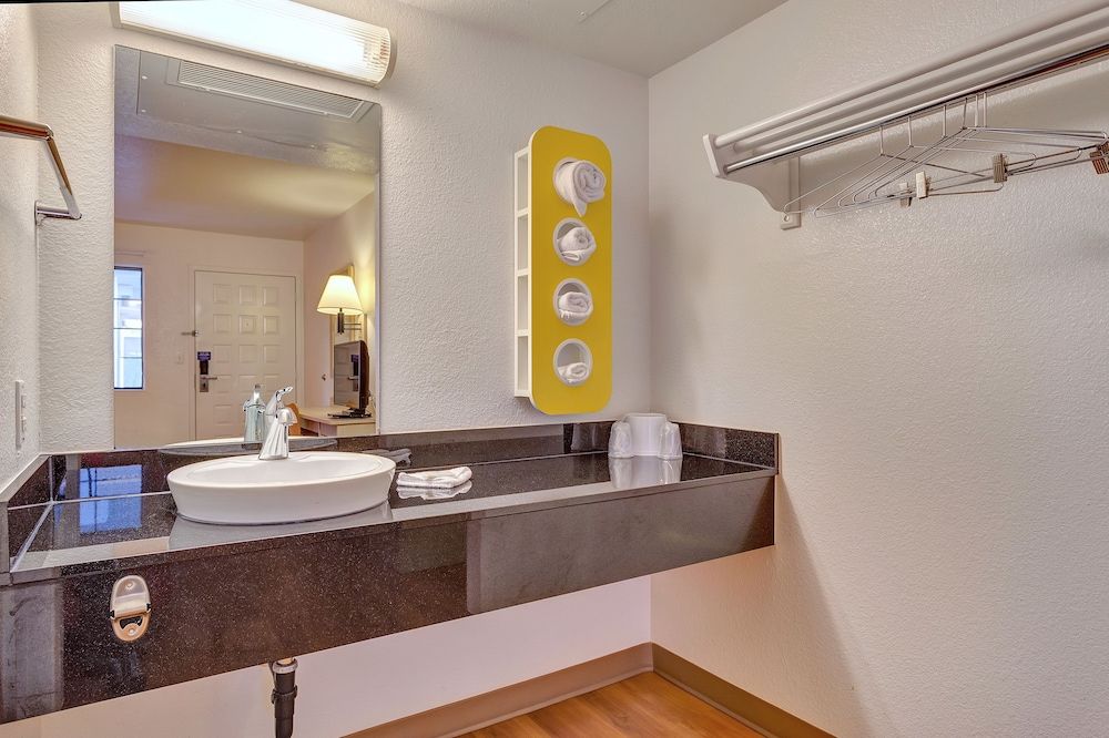 Super 8 by Wyndham Santa Rosa North 3