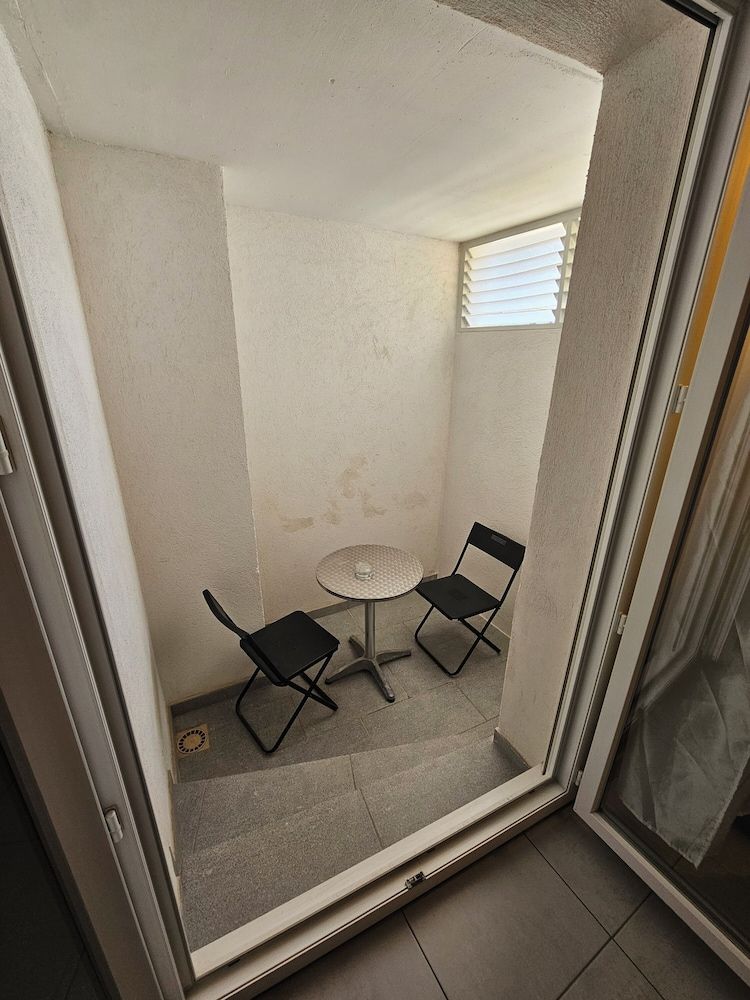 Hôtel Holidays & Work 3