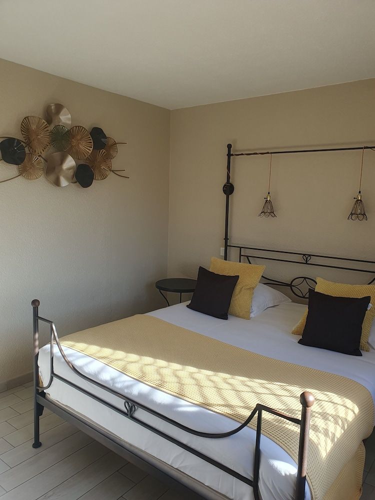 Hôtel Le Mas Des Quintrands 3