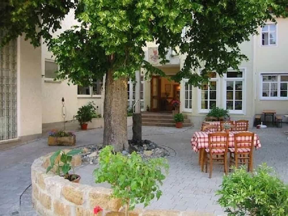 ZUR Schonen Schnitterin Gasthof 2