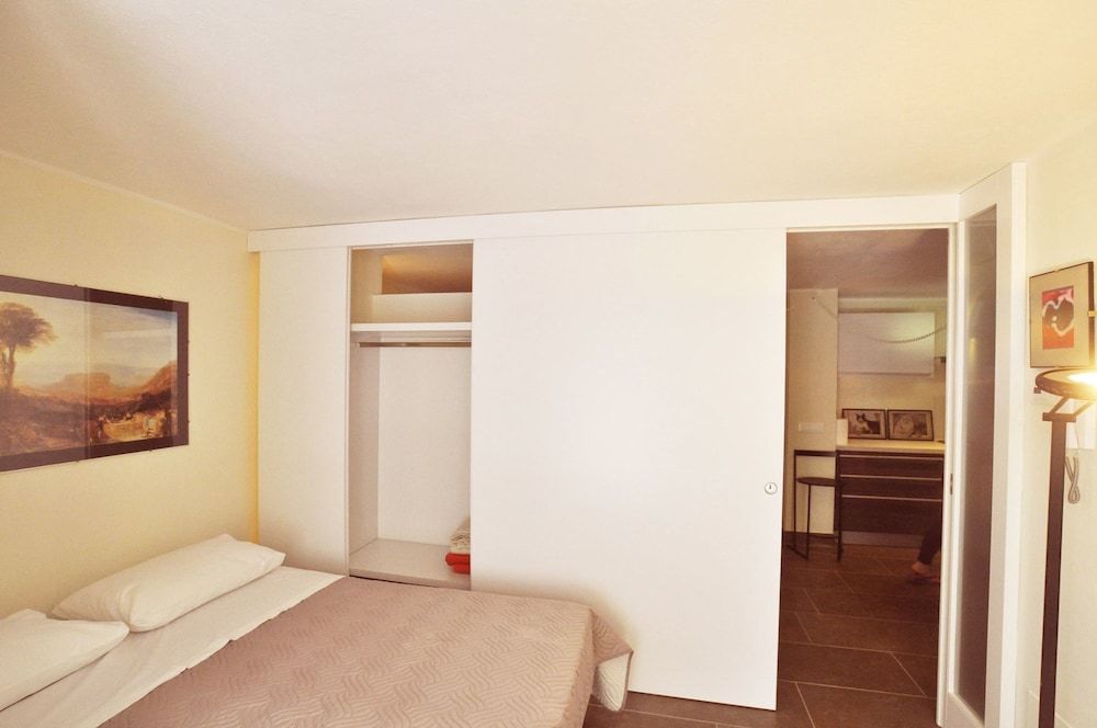 Art House Margine Rosso 2