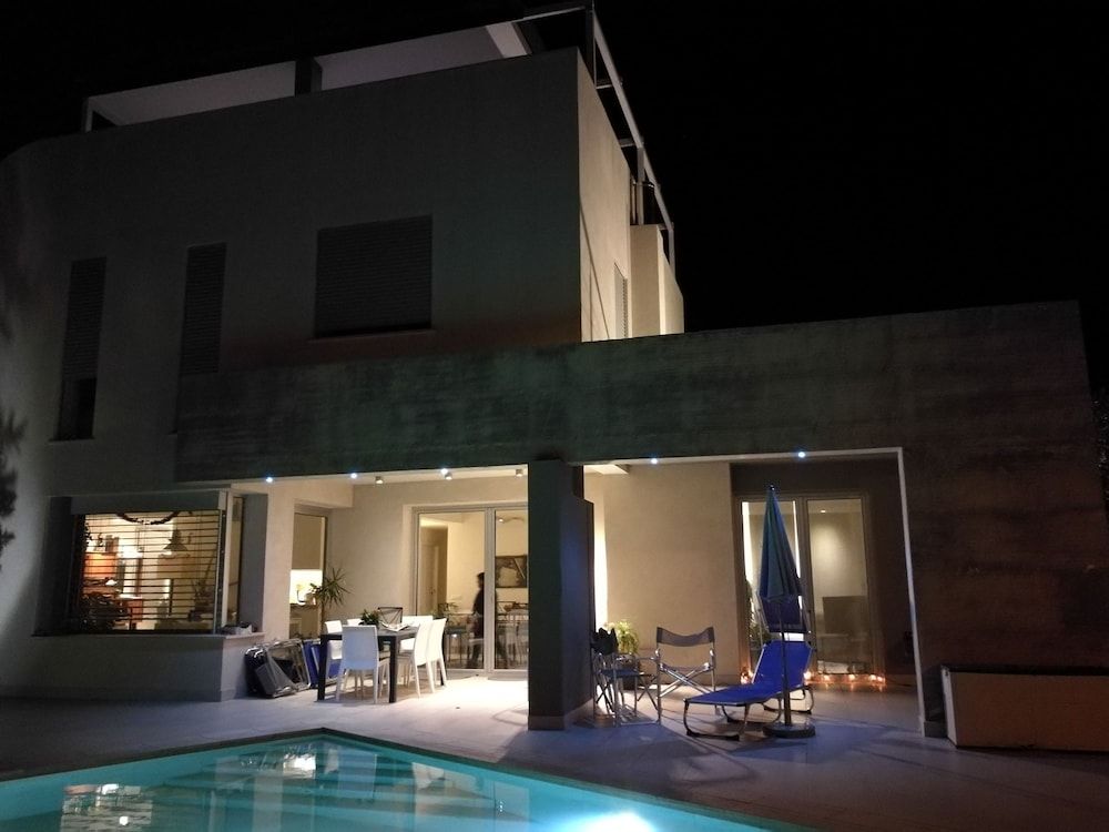 Art House Margine Rosso 1