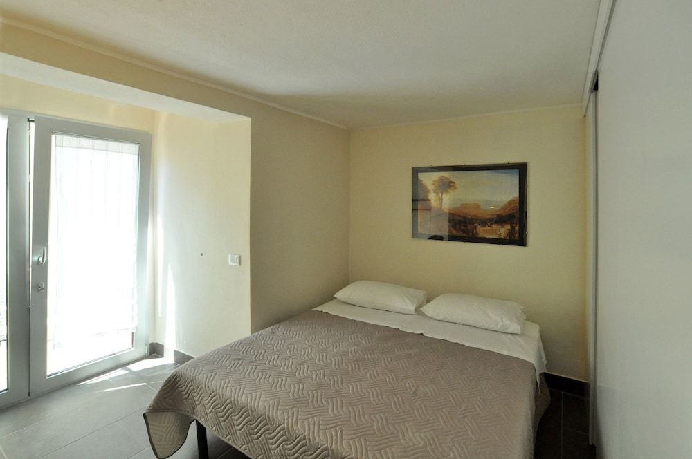 Art House Margine Rosso 3