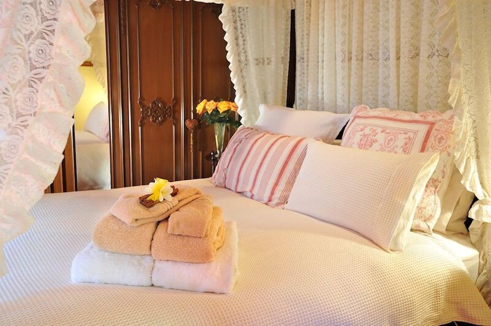 Mary Card's Coach House 3