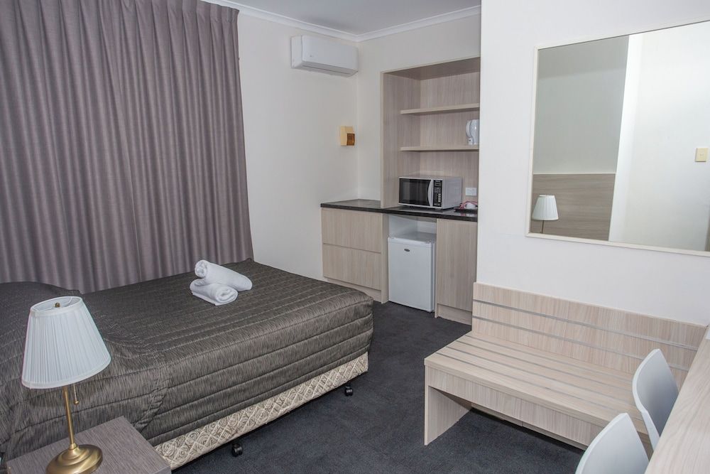 Westside Motor Inn 1