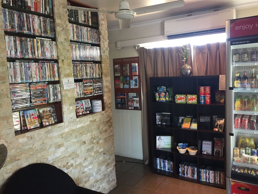 Country Plaza Motor Inn 2